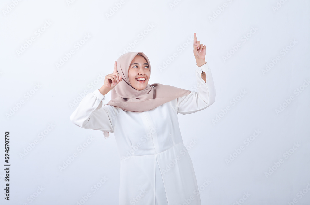 Beautiful Asian woman in white gamis and hijab smiling cheerfully ...