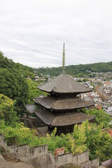 Poster - 三重塔/町を見下ろすように建つ仏塔