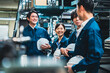 © maroke - 現場で情報共有をする労働者