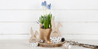 © Lifeisbeautiful - Ostern Dekoration: Osterhasen Figuren aus Holz mit Blumen - Hyazinthen mit Ostereier als Geschenk