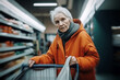 Alte Frau beim Einkaufen im Supermarkt - Generative AI