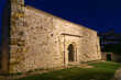 Iglesia románica de Santiago el Viejo (siglos X-XI). foto nocturna. Zamora, Castilla y León, España.