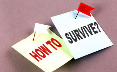 Poster - HOW TO SURVIVE text on a sticky on grey background