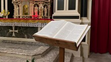 Livre De Prière Et Choeur D'une église Catholique En France - Ville De Remiremont