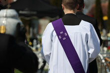 Ksiądz Katolicki W Komży Z Fioletowa Stułą Podczas Celebracji Pogrzebu. 