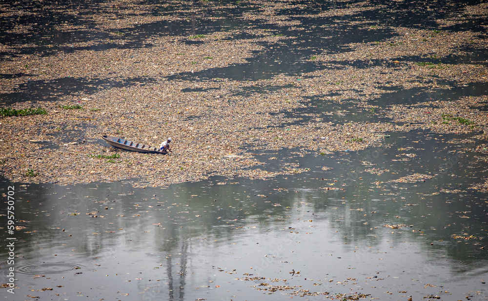 Java River Pollution ภาพถ่าย Stock People collect trash that can be recycled and traded from ...