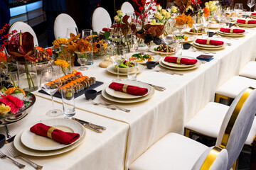 served table with fabric napkins and decorated with floral deco