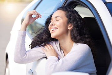 Aufkleber - Enjoying her morning commute. an attractive young businesswoman driving herself to work.