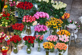 Fototapeta Kwiaty - Świeże cięte kwiaty wystawione na straganie na hali targowej. 