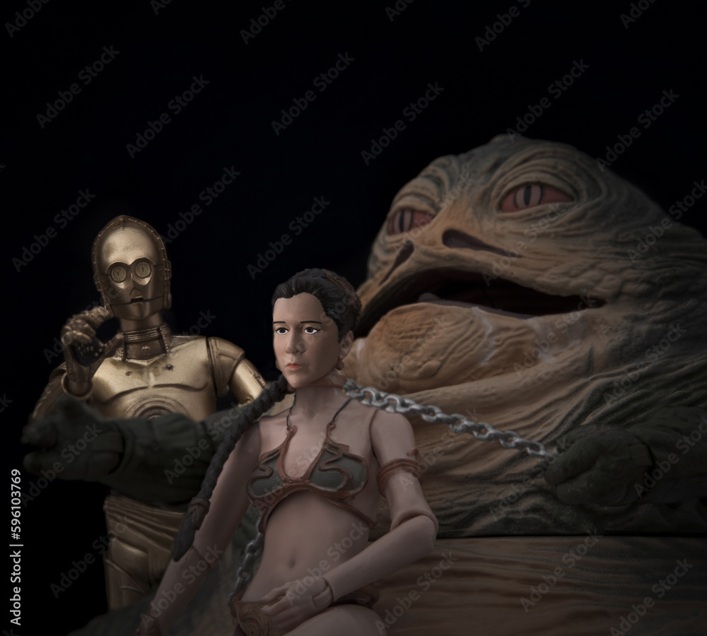 Foto de Stock BLOOMFIELD NJ - JUNE 19 2016: Recreation of a scene from Star  Wars Return of the Jedi where Jabba the Hutt holds Princess Leia as a slave  at his, image size:1000x900