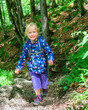 © ARochau - Kleines Mädchen hat Spaß beim Wandern im Wald