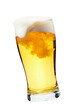 ビールをグラスに注ぐ、泡がグラスから溢れる