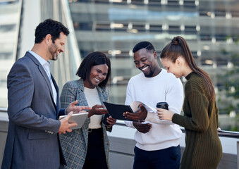 Aufkleber - Its very well done. Shot of a group of businesspeople going through a report at work.