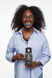 Afrikanerin mit Afro Haaren beim Fotografieren mit Retro Kamera