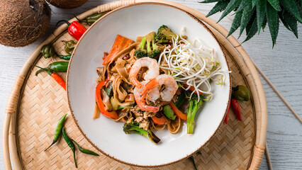 Canvas Print - Udon noodles stir fry with shrimp, chicken, carrots, onions, broccoli, sweet peppers and green sprouts.