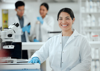 Aufkleber - Shes the expert in her field. Shot of a confident young female scientist in her lab.