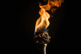 Fototapeta  - Une torche en or avec une flamme sur fond noir » IA générative
