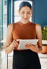Aufkleber - This company is run on technology. Cropped shot of an attractive young businesswoman using a tablet while standing in an office doorway.