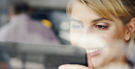 Aufkleber - The wifi here is so fast. Cropped shot of an attractive young businesswoman working in a coffee shop.