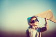 Illustration, kleiner Junge mit Fliegerbrille und Pappflugzeug, Zukunft, Hoffnung, Innovation, Zuversicht, Generative AI