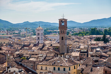 Blick auf den Uhrtum Torre delle Ore und auf die Kirche San Michele in Foro, Lucca, Toskana, Italien