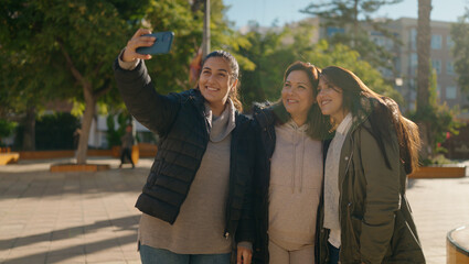 Poster - Mother and daugthers making selfie by the smartphone standing together at park