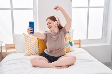 Poster - Young redhead woman listening to music dancing at bedroom