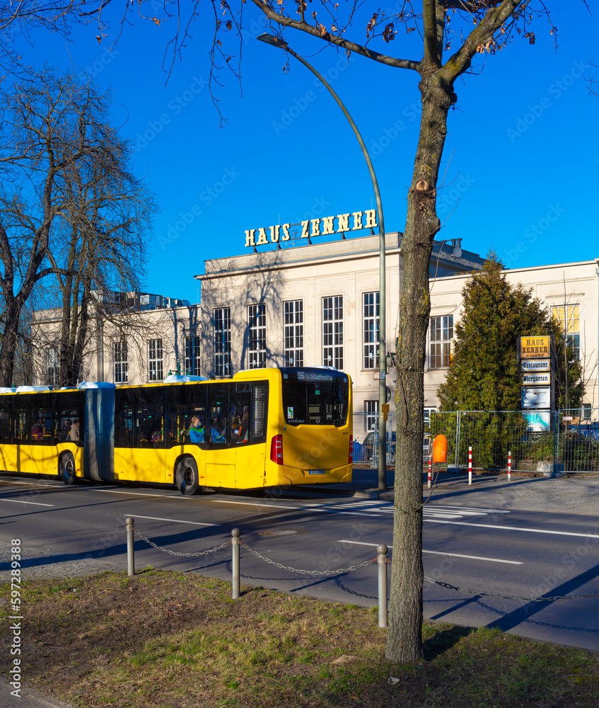 Zenner Building Berlin Treptower Park Bus-Linienverkehr am Haus Zenner | berühmtes ...