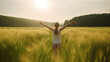 © Alexandre - Jovem mulher caucasiana aproveitando o sol e o verão em um campo verde sob os raios do sol com os braços abertos