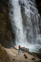 Wall Mural - Meditation vor dem großen Wasserfall