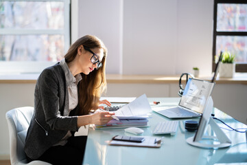 Aufkleber - accountant using electronic invoice or bill