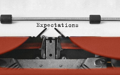 Aufkleber - Text Expectations typed on retro typewriter