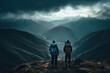zwei Wanderer mit Rucksack in den Bergen