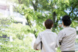 © kapinon - 作業着でビルやマンションのメンテナンスのイメージ　点検をする作業員のスタッフたちの後ろ姿　左にコピースペースあり