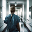 un personnel hospitalier de dos dans un couloir d'hopital - IA Generative