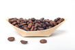 Geröstete Kaffebohnen in der Pappelholzschale