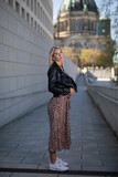 Fototapeta Na drzwi - Wunderschöne Frau im Leoparden Muster Kleid spazierend im Sommer an der Spree Berlin Studio Blitzlicht