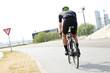 © stciel - 자전거 도로에서 사이클을 타는 남성의 뒷모습