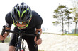 © stciel - 보호장구를 착용하고 머리를 숙인 채 사이클을 타고있는 남성