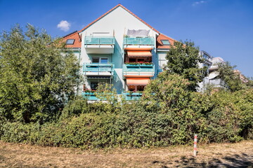 Poster - halle, deutschland - neubau mit balkonen im grünen