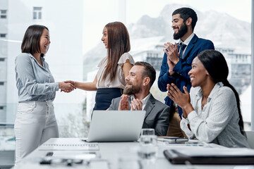 Aufkleber - This partnership is a big win for the company. a group of businesspeople applauding their colleagues in an office.