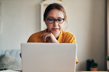 Aufkleber - No matter what, I will get this done. a young woman using a laptop while working from home.
