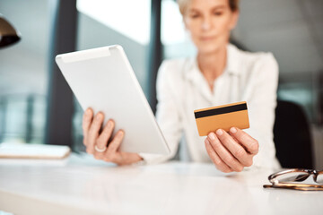 Aufkleber - Transact with ease and efficiency, because time is money. Closeup shot of an unrecognisable businesswoman using a digital tablet and credit card in an office.
