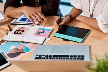 Poster - Teaching her how to edit. two unrecognizable businesspeople sitting together and having a meeting over polaroids in the office.