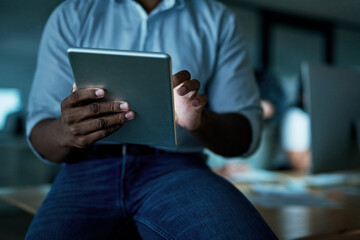 Aufkleber - Smart apps keep things streamlined and efficient. an unrecognisable businessman using a digital tablet during a late night at work.