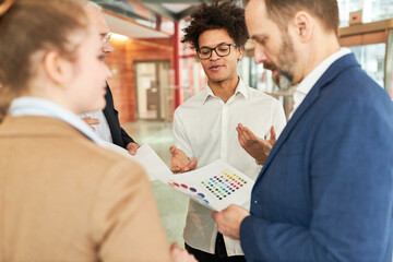 Wall Mural - Kreativteam diskutiert Vorschlag für Design Entwicklung