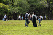 公園を散歩する若い家族