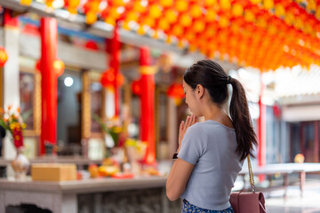 Canvas Print - Woman pray for her wishes in Chinese temple