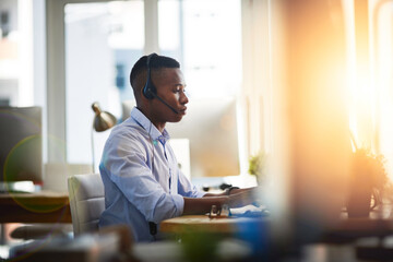 Aufkleber - He is all about solving problems. a male agent working in a call centre.