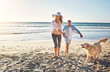© GR/peopleimages.com - Having so much fun in the sun. a mature couple spending the day at the beach with their dog.
